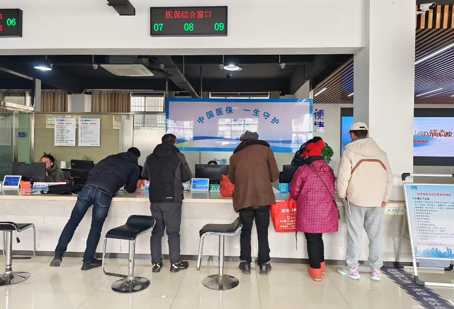 您当前位置:>在县行政审批局医保窗口,市民于女士正在办理医保报销