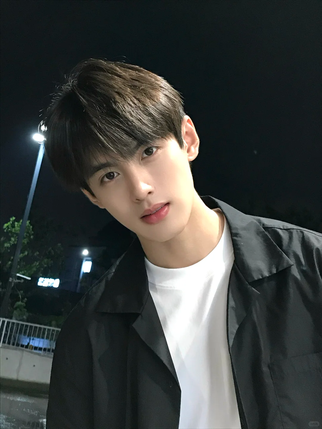 帅气深夜男主播，又是一张明星脸