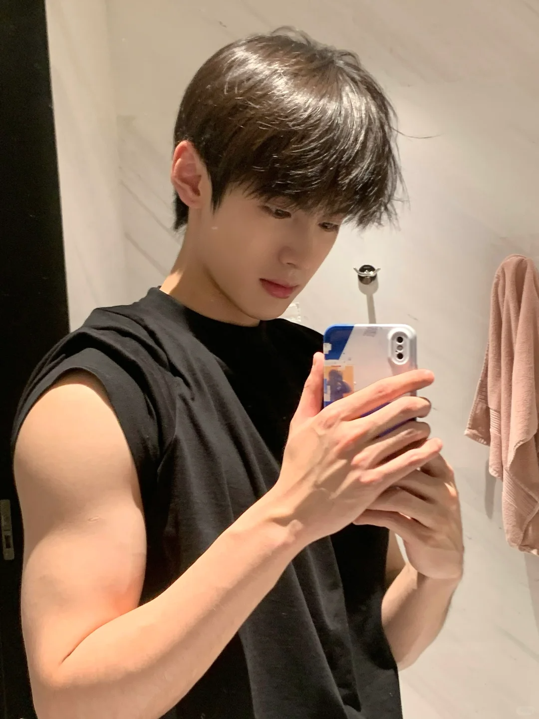 帅气深夜男主播，又是一张明星脸