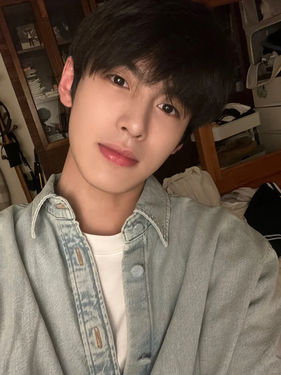 帅气深夜男主播，又是一张明星脸