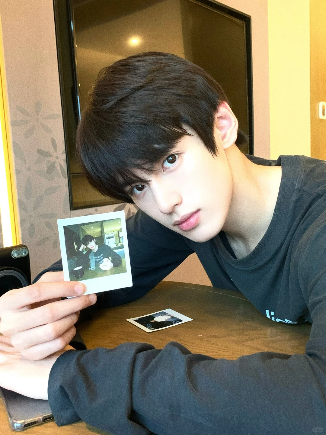 帅气深夜男主播，又是一张明星脸