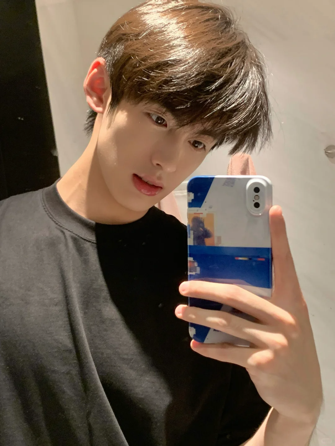 帅气深夜男主播，又是一张明星脸