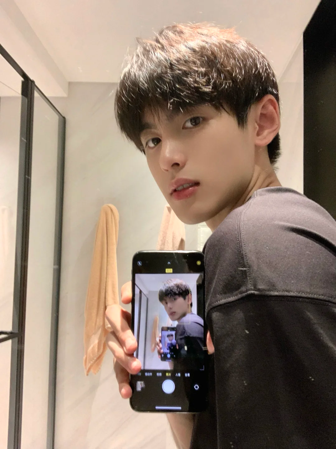 帅气深夜男主播，又是一张明星脸