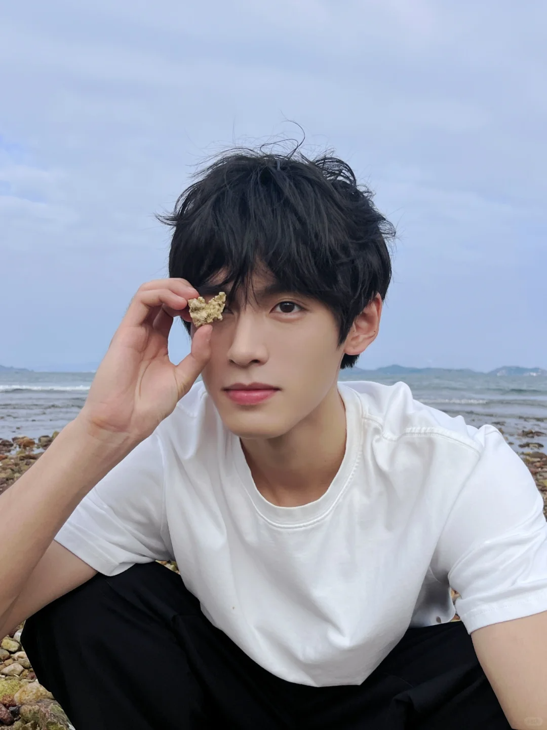 帅气深夜男主播，又是一张明星脸