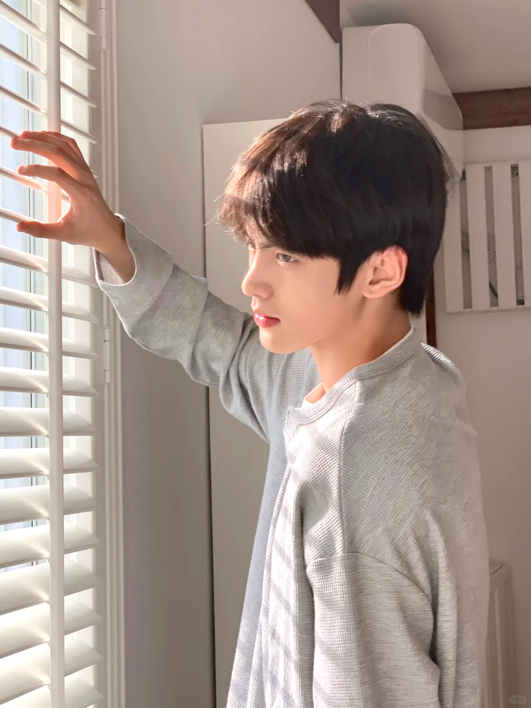 帅气深夜男主播，又是一张明星脸