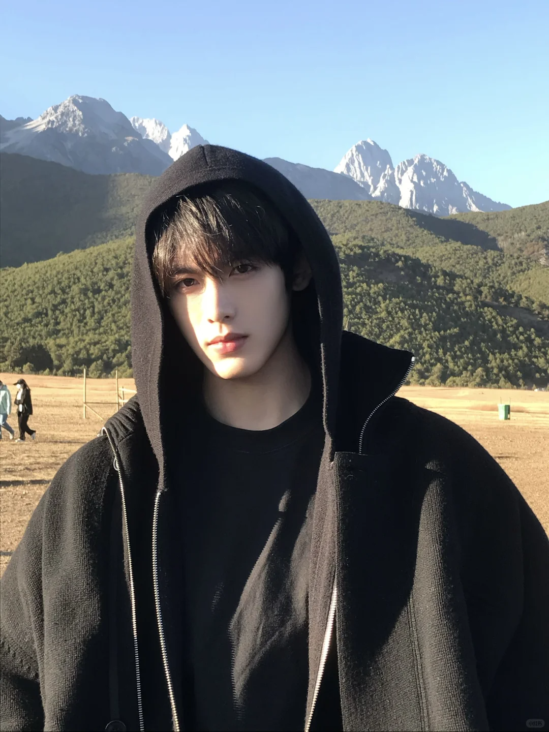 帅气深夜男主播，又是一张明星脸