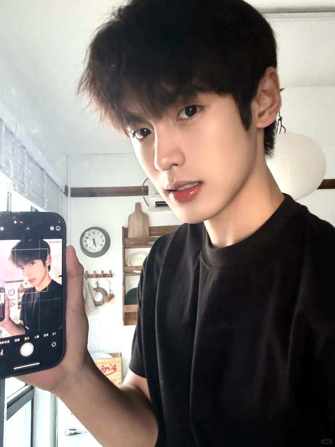 帅气深夜男主播，又是一张明星脸