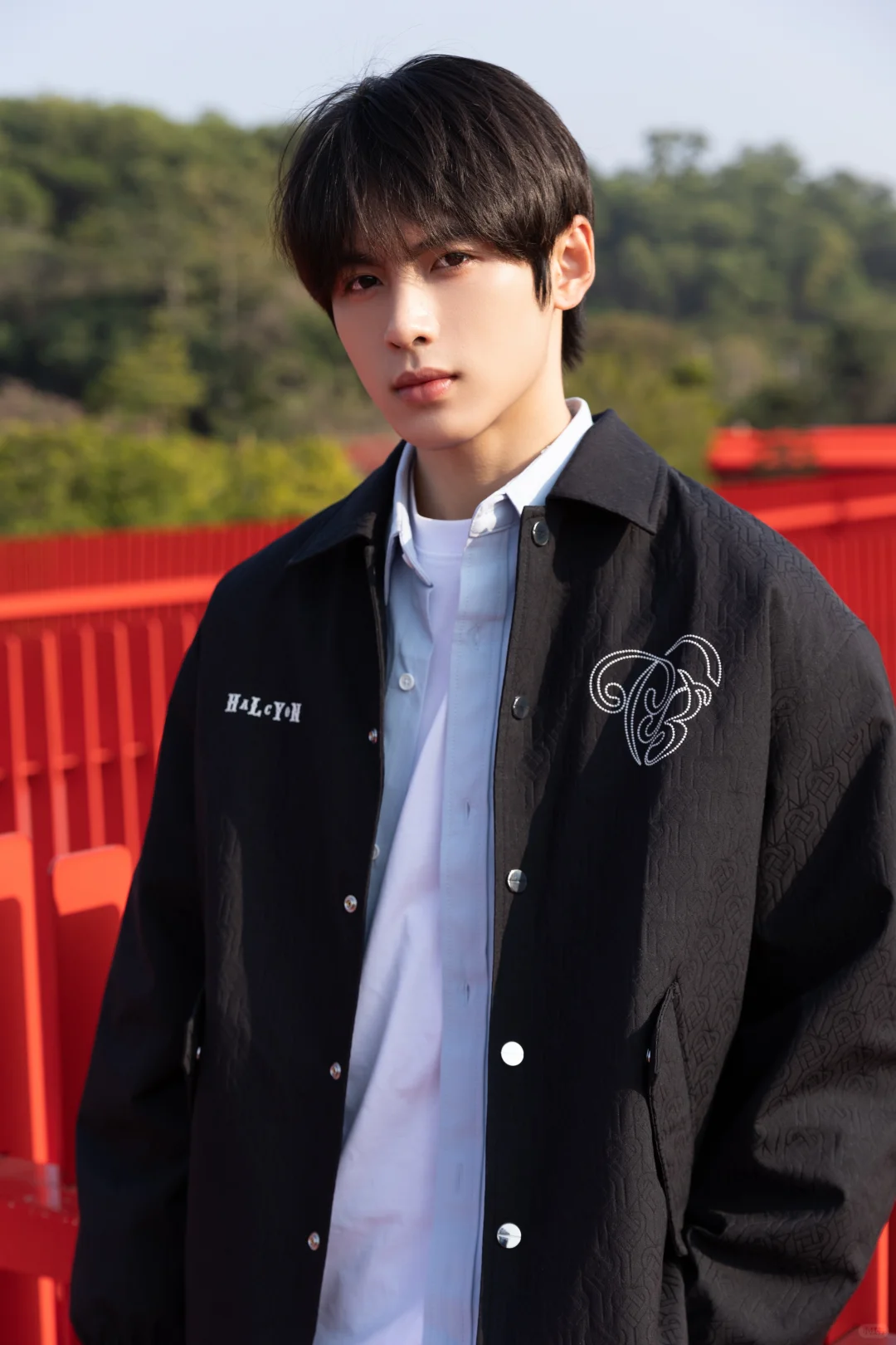 帅气深夜男主播，又是一张明星脸