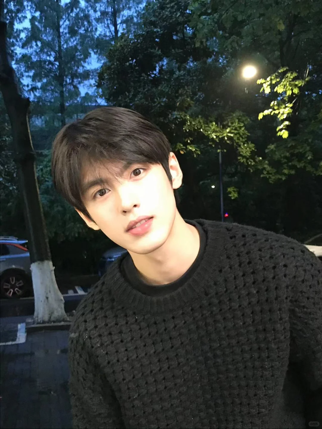 帅气深夜男主播，又是一张明星脸