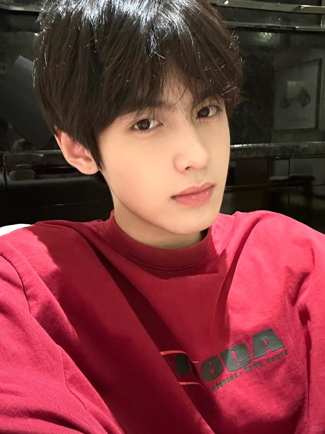 帅气深夜男主播，又是一张明星脸