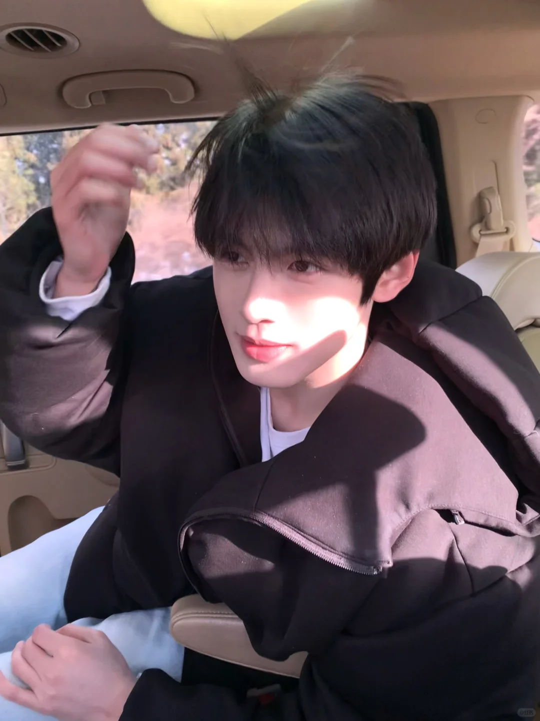 帅气深夜男主播，又是一张明星脸