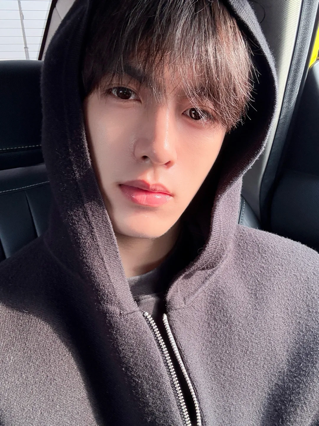 帅气深夜男主播，又是一张明星脸