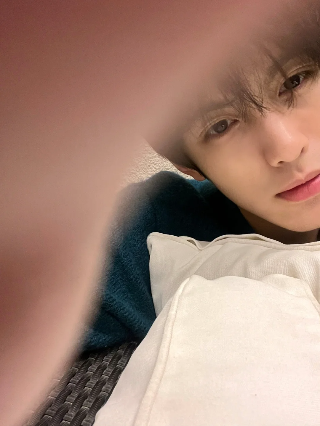 帅气深夜男主播，又是一张明星脸