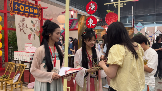 雷岭荔枝展区人气旺。