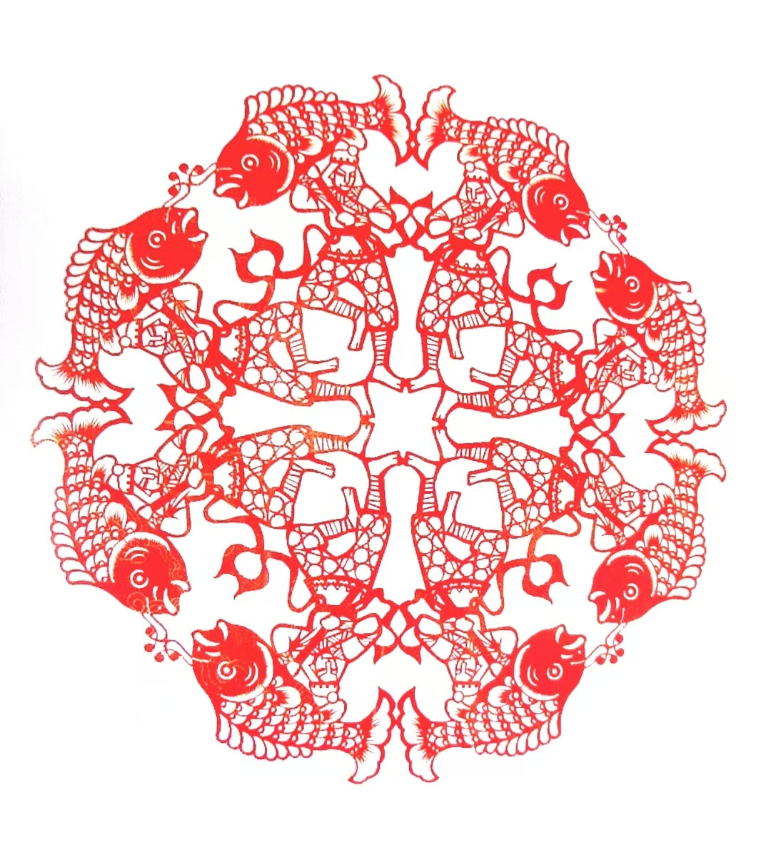 　　上图的潮州剪纸作品为《潮州舞狮》（来源：张湘明）；下图的潮州剪纸作品为《潮州舞鲤鱼》（来源：张在跃）