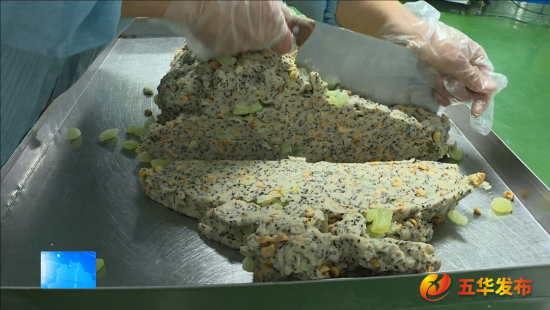 月光糕制作过程（来源：五华发布）