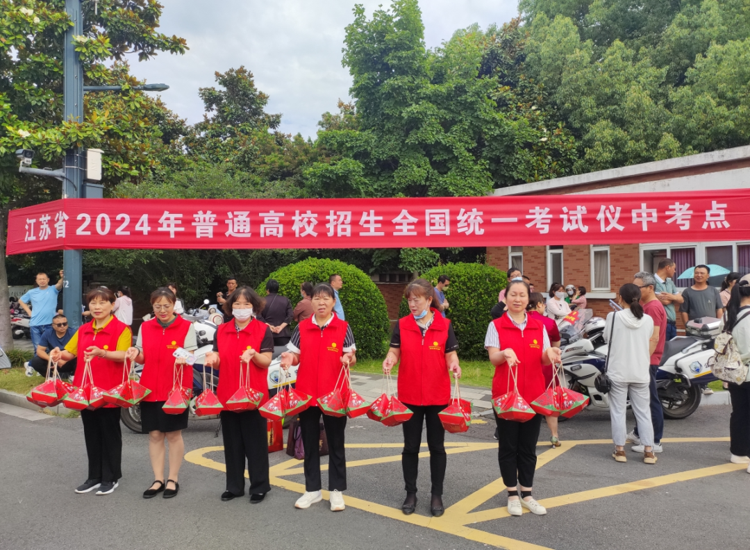 高考首日,仪征考场外见闻