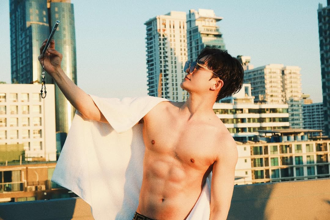 年近四十身材不输健身教练，韩国老牌爱豆泳裤贴身照好吸睛！