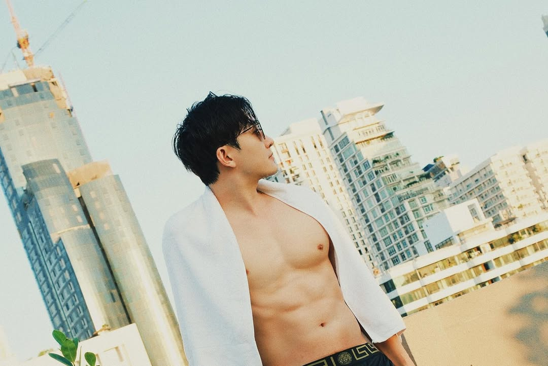 年近四十身材不输健身教练，韩国老牌爱豆泳裤贴身照好吸睛！