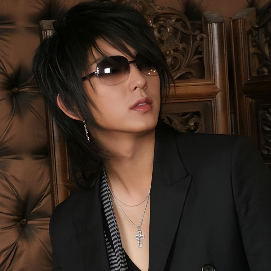 图片[11]-42岁比23岁更惊艳，他是吃了防腐剂吗？-小蓝短视频