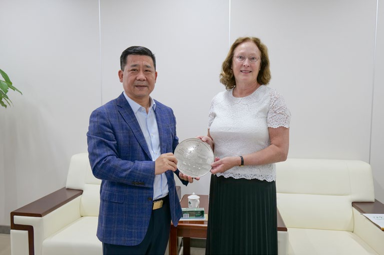 广东实验中学党委书记全汉炎  与英国布洛赫特学校代表互换礼物