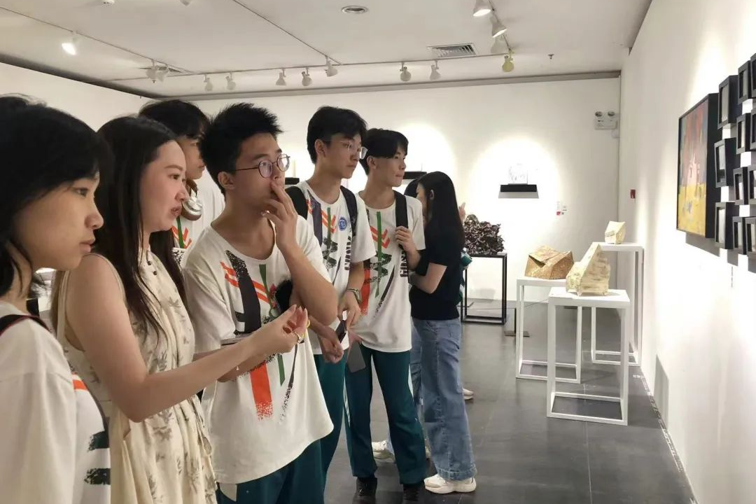 IFPAD 学生参观广州美术学院毕业展 向优秀学习