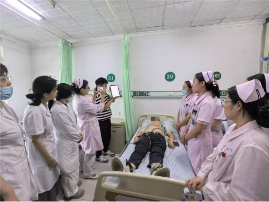 床旁心电图怎么做【医院动态】优化患者就诊服务流程——济南市民族医院召开上线床旁心电图服务启动会并开展专项培训_https://www.jmylbn.com_新闻资讯_第4张