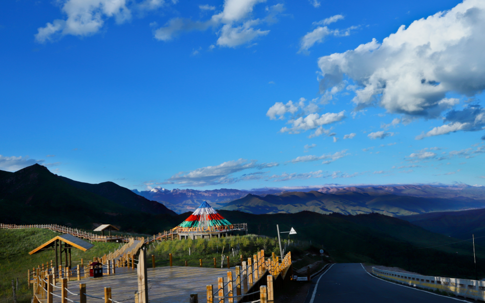 州祁连县城东南9公里302省道旁,是祁连山绿色生态风景廊道核心区域