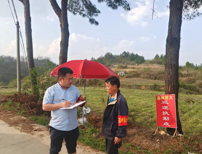 镇远金堡镇四强化守牢护林防火安全关