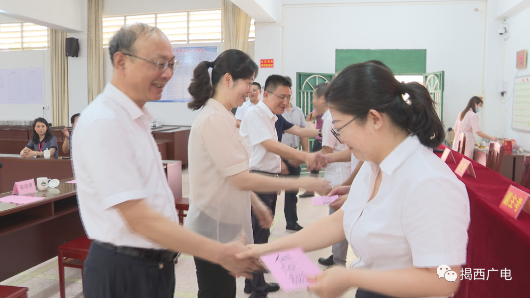 陈晓青检查高考考点准备工作并看望慰问高三教师