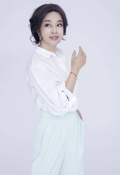 72岁的刘晓庆穿紧身服扮嫩身姿挺拔又飒又美与00后小姑娘同台争艳