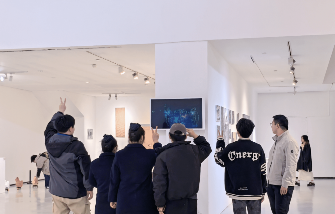 作品《停留记录》吸引市民关注。第1眼TV-华龙网 首席记者 林楠 摄