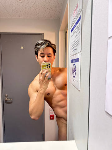 E老师度假感MAX！会游泳的雕塑系帅哥出没