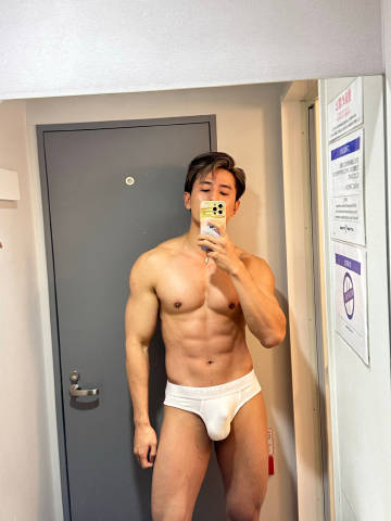 E老师度假感MAX！会游泳的雕塑系帅哥出没