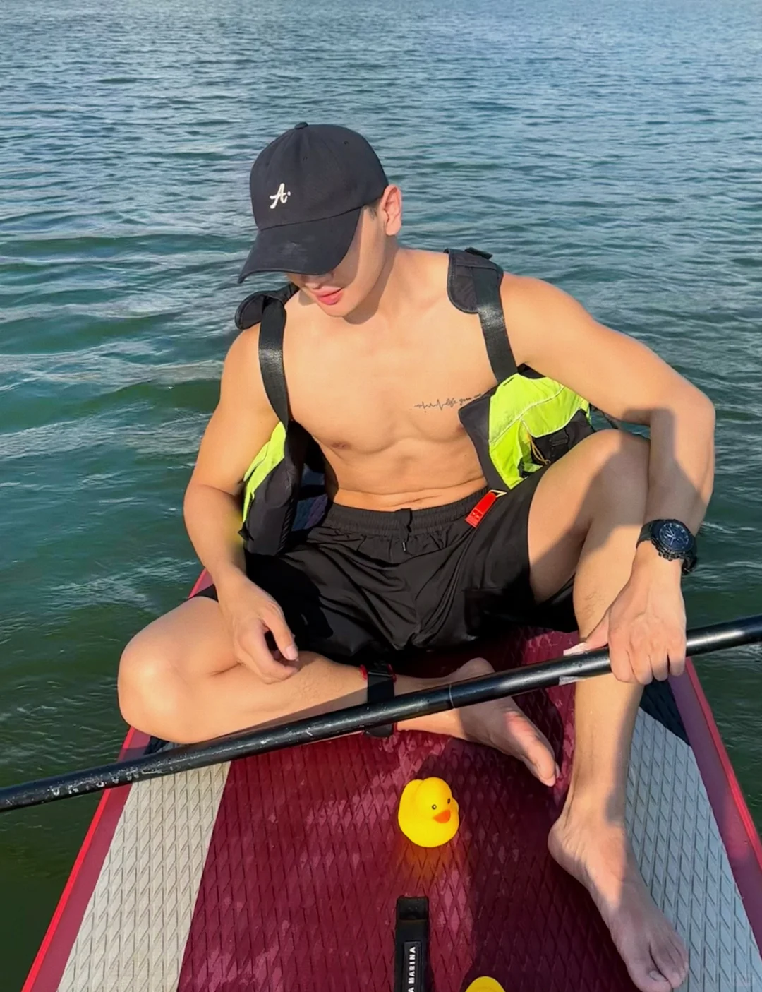 图片[8]-玩皮划艇湿透的野生小哥裤子湿透啦！发育的太好啦！-小蓝短视频