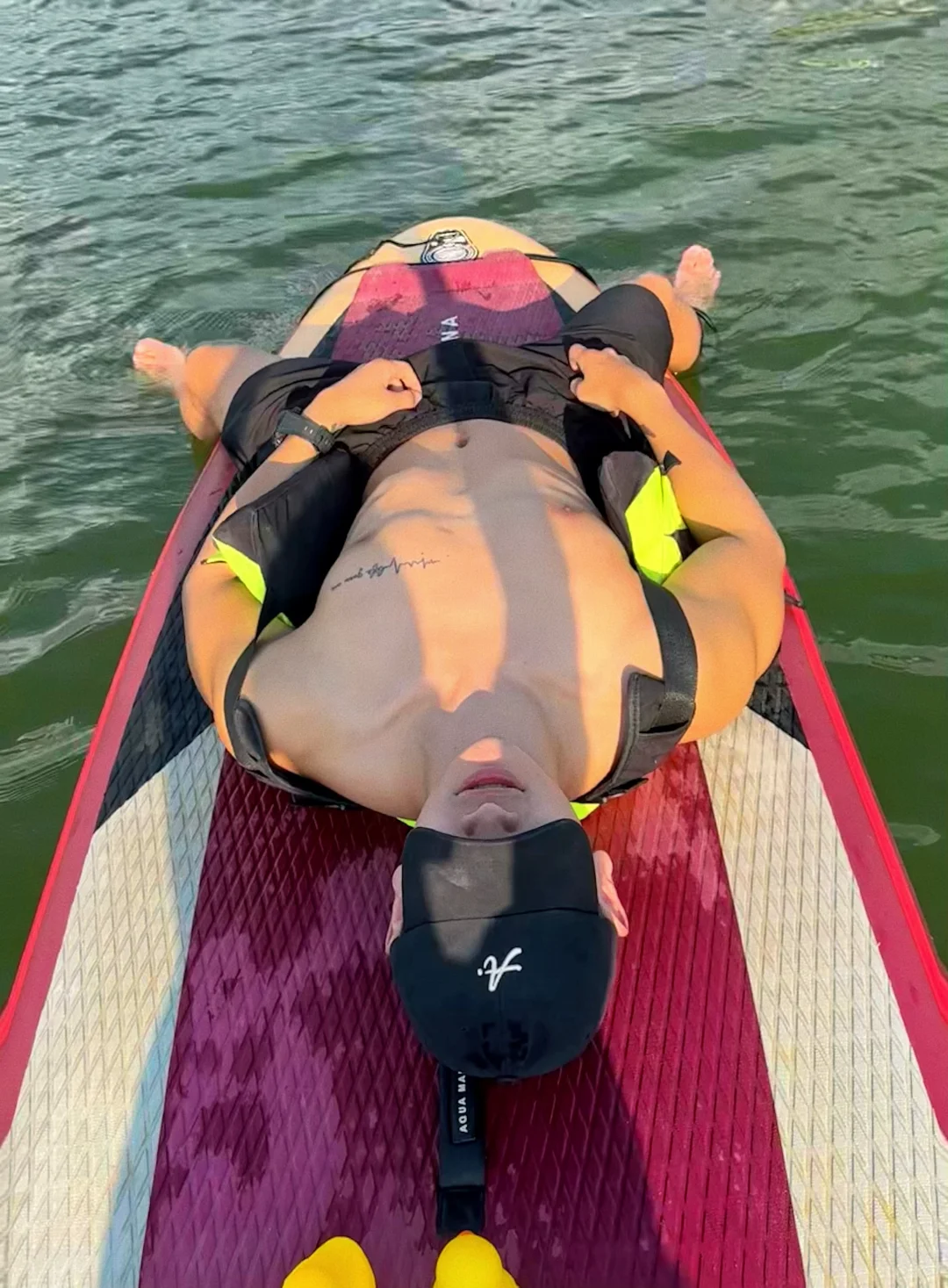 图片[9]-玩皮划艇湿透的野生小哥裤子湿透啦！发育的太好啦！-小蓝短视频