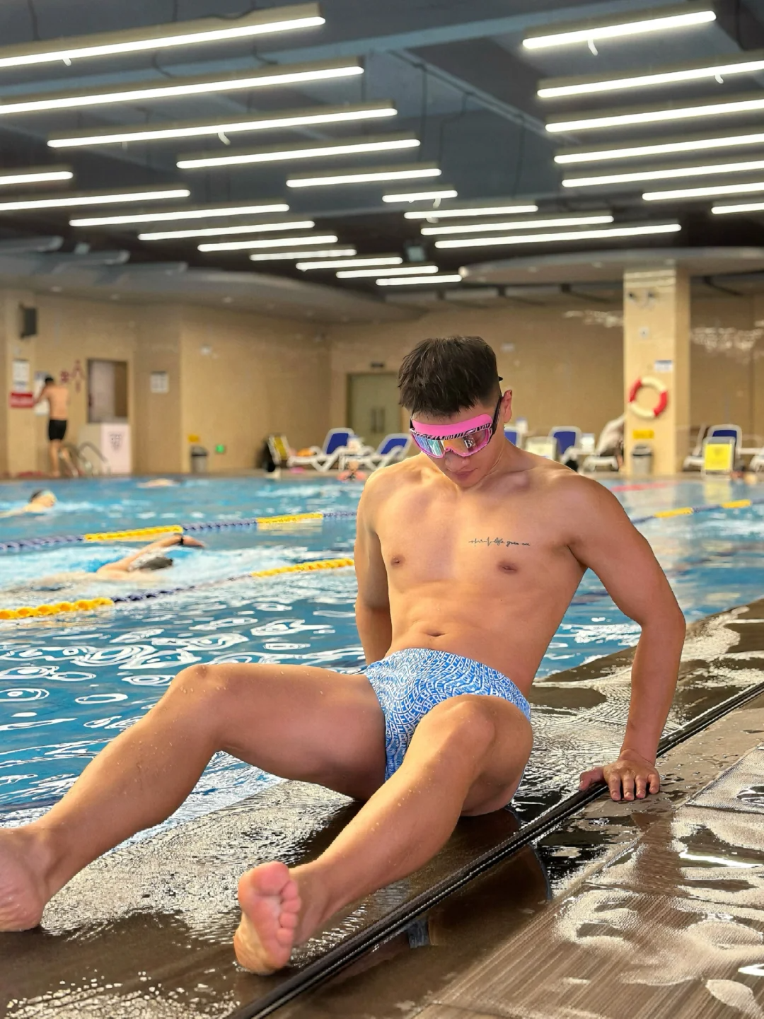 图片[1]-玩皮划艇湿透的野生小哥裤子湿透啦！发育的太好啦！-小蓝短视频