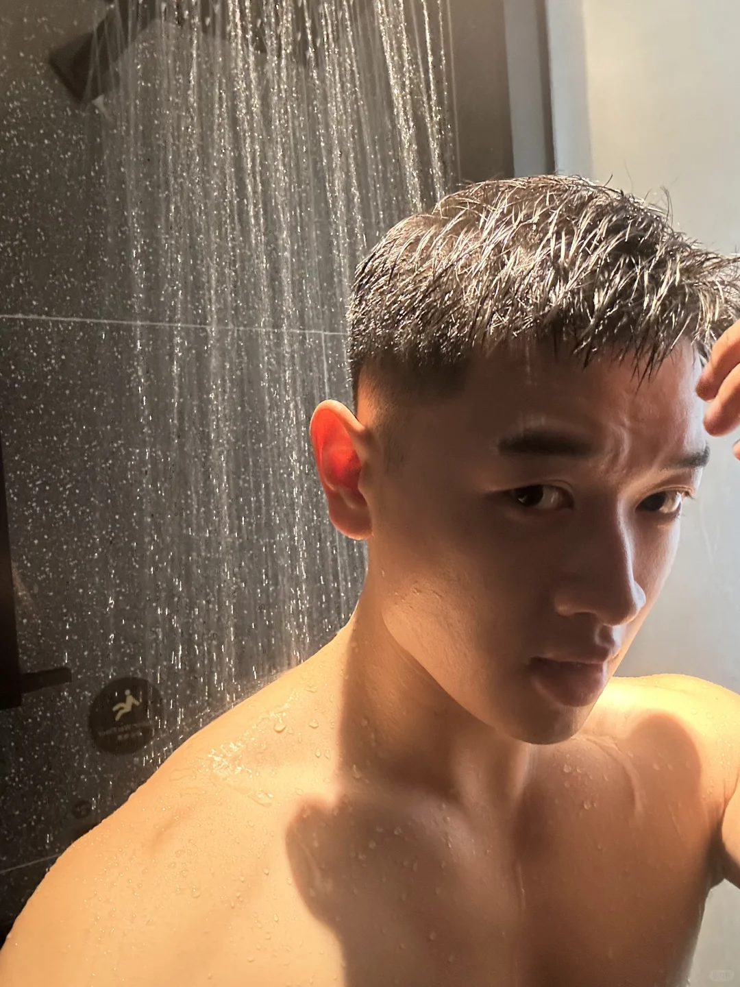 图片[4]-玩皮划艇湿透的野生小哥裤子湿透啦！发育的太好啦！-小蓝短视频