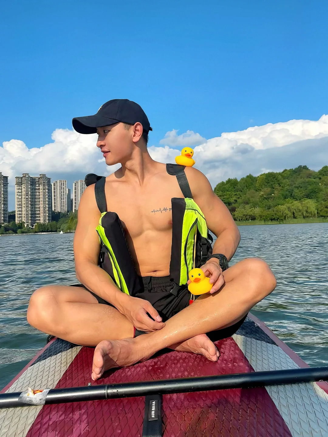 图片[6]-玩皮划艇湿透的野生小哥裤子湿透啦！发育的太好啦！-小蓝短视频