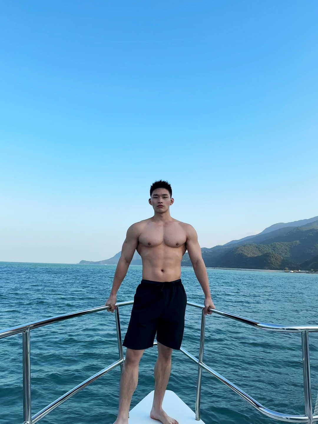 肖一谴镜头下的肌肉帅哥：白里透红大胸肌，颜值身材双在线！