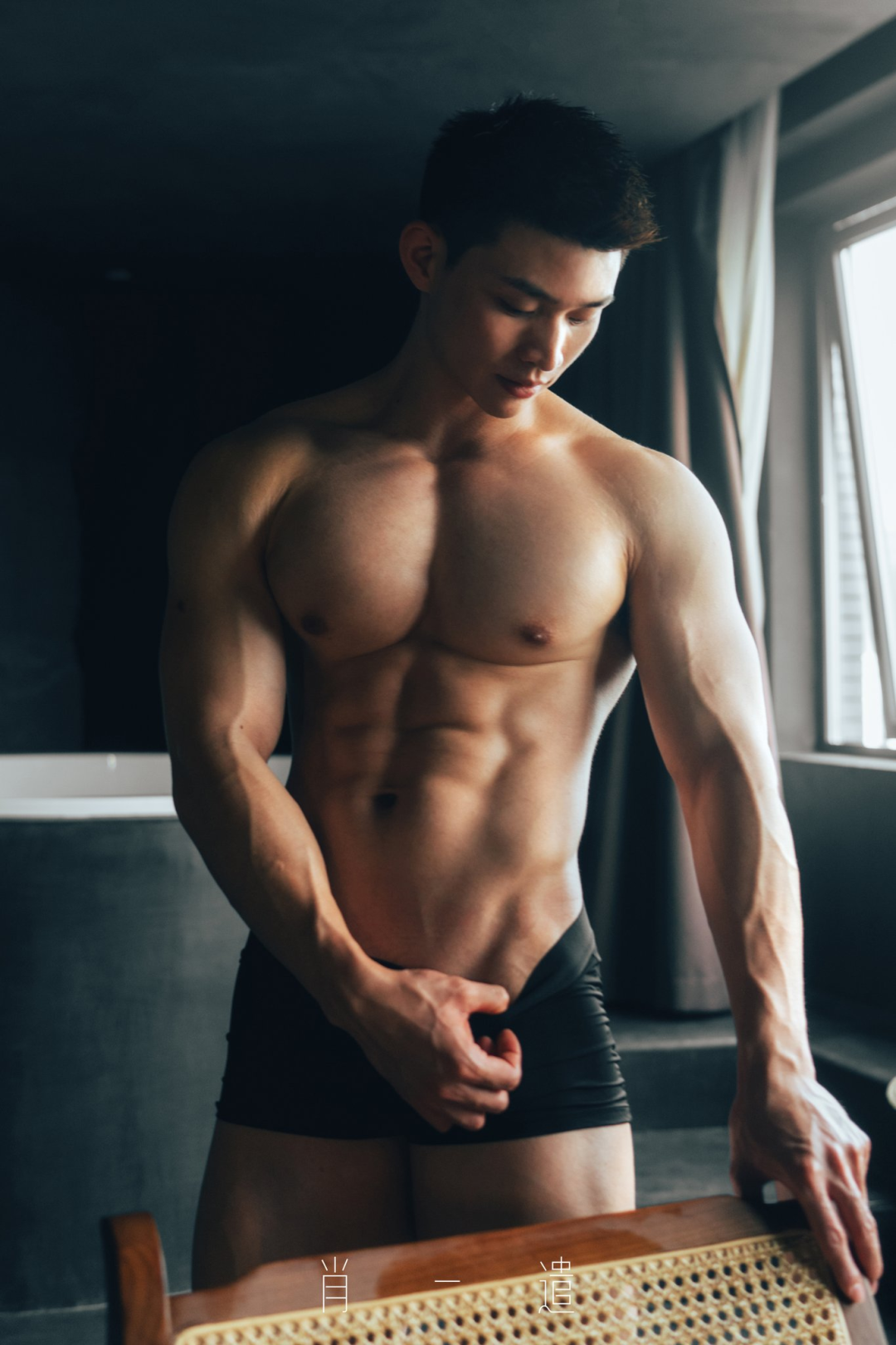 肖一谴镜头下的肌肉帅哥：白里透红大胸肌，颜值身材双在线！