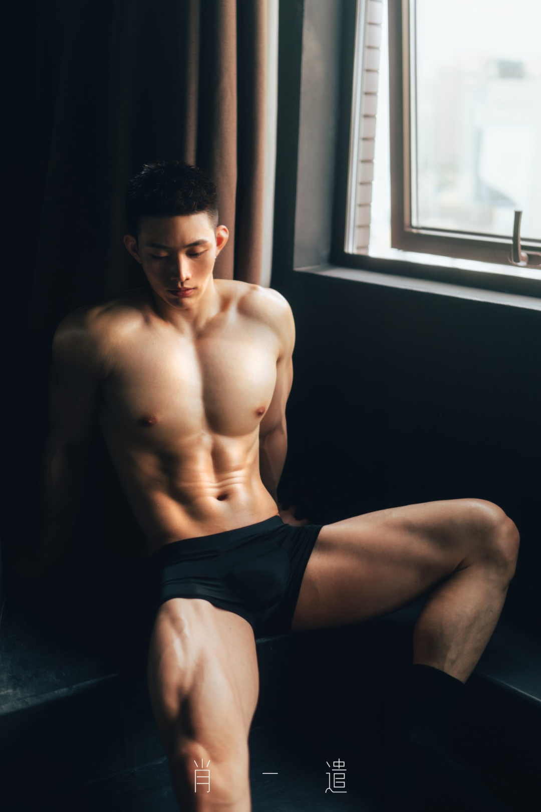 肖一谴镜头下的肌肉帅哥：白里透红大胸肌，颜值身材双在线！