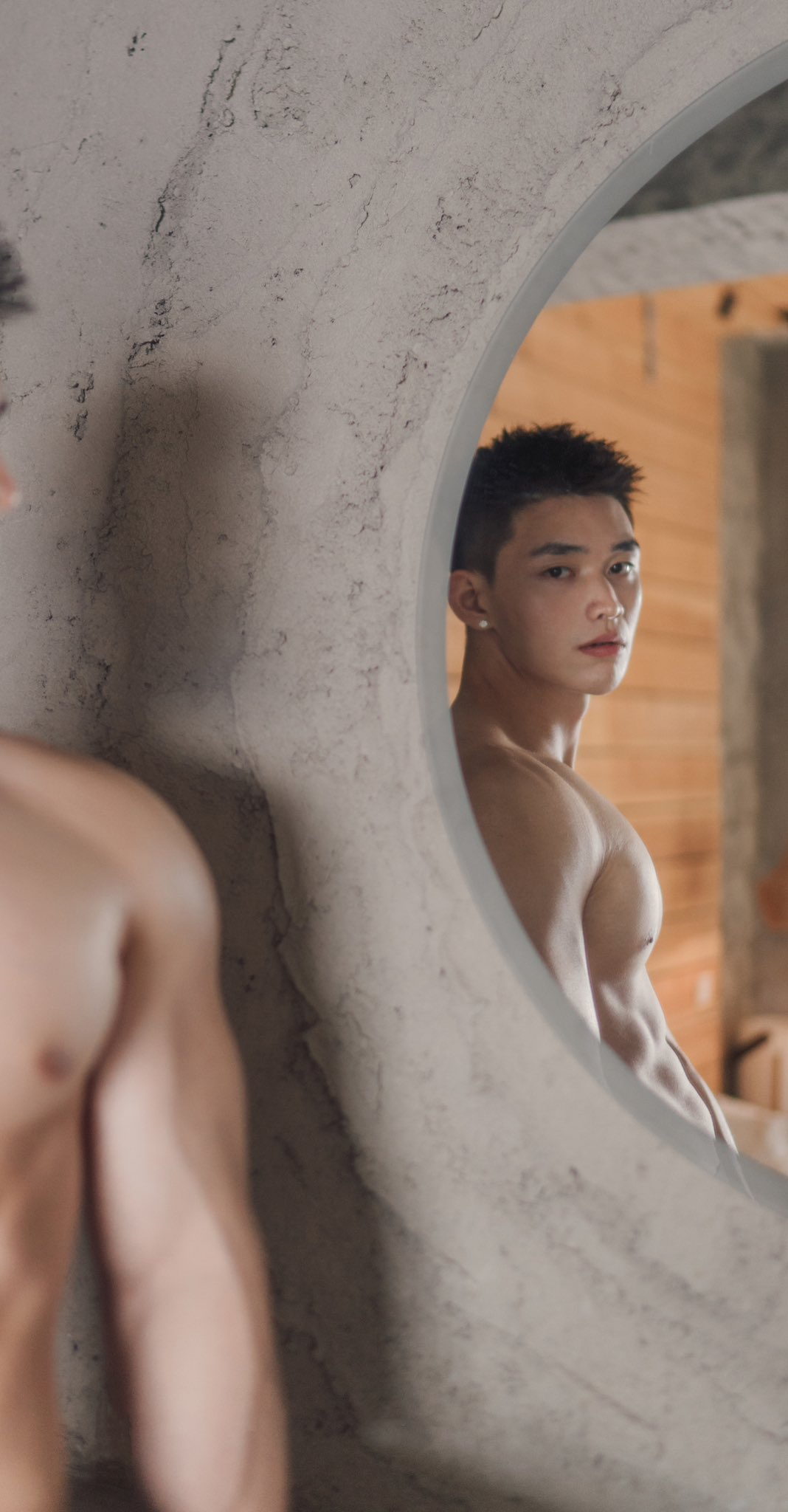 肖一谴镜头下的肌肉帅哥：白里透红大胸肌，颜值身材双在线！