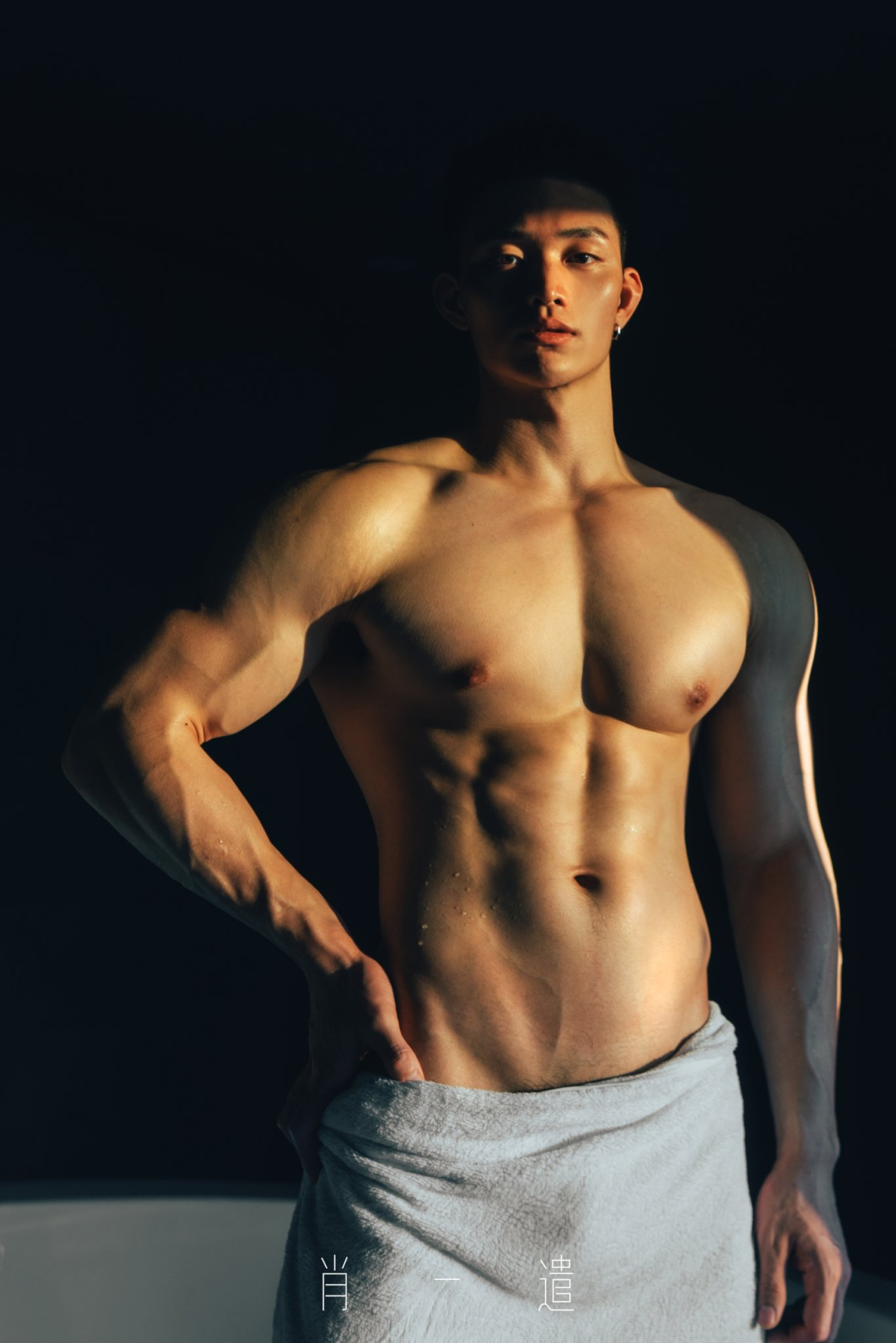 肖一谴镜头下的肌肉帅哥：白里透红大胸肌，颜值身材双在线！