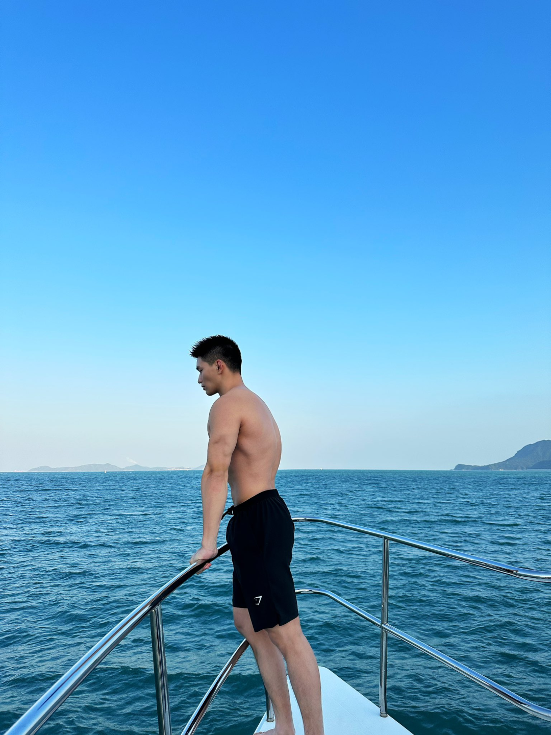 肖一谴镜头下的肌肉帅哥：白里透红大胸肌，颜值身材双在线！