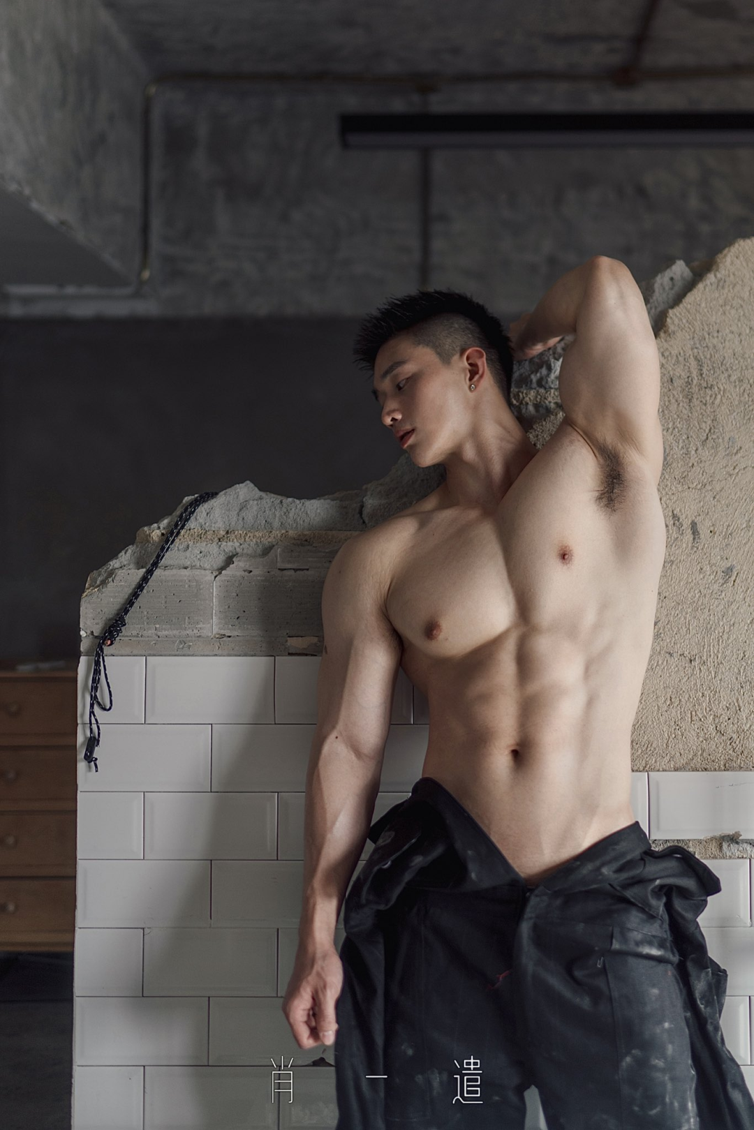 肖一谴镜头下的肌肉帅哥：白里透红大胸肌，颜值身材双在线！