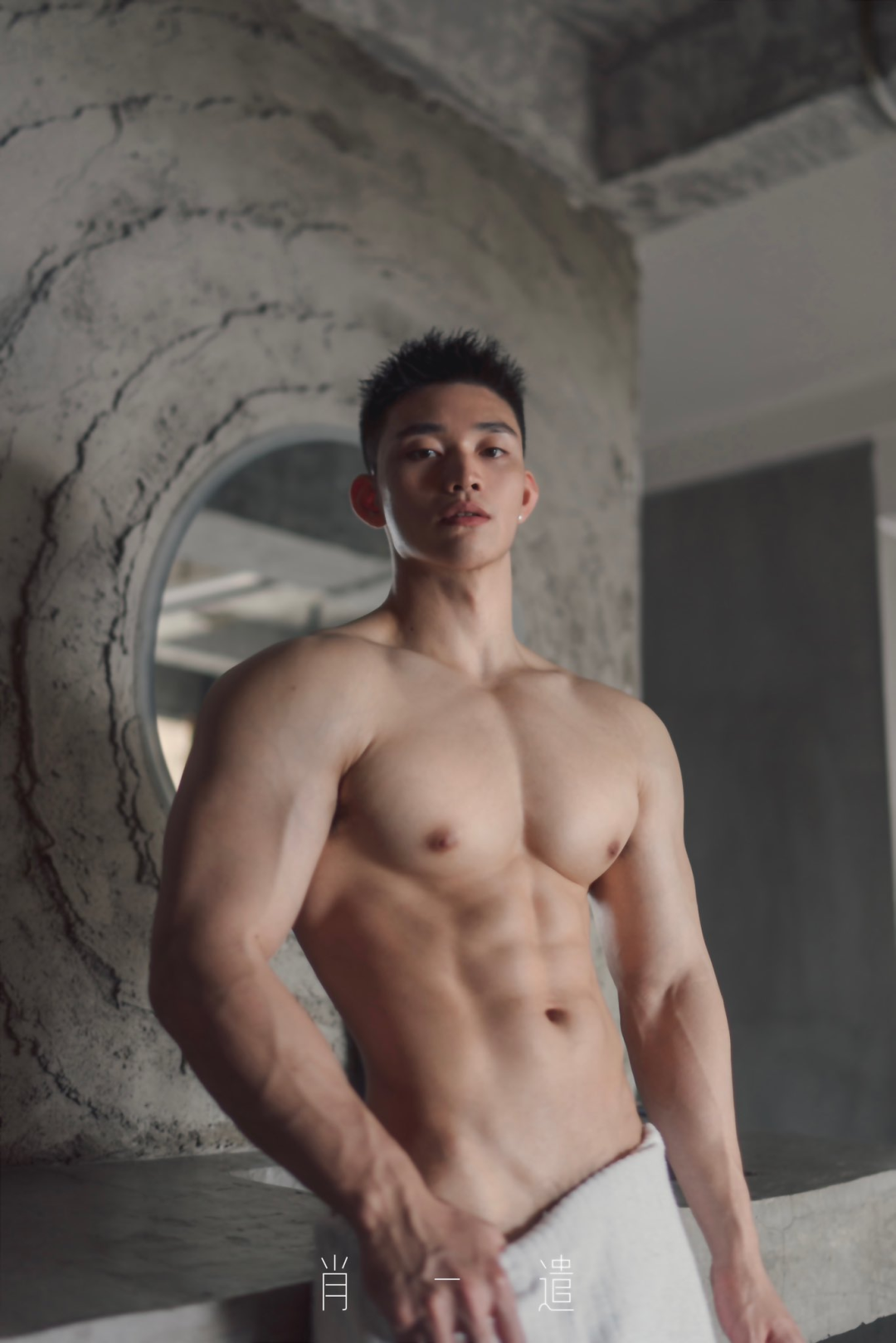 肖一谴镜头下的肌肉帅哥：白里透红大胸肌，颜值身材双在线！