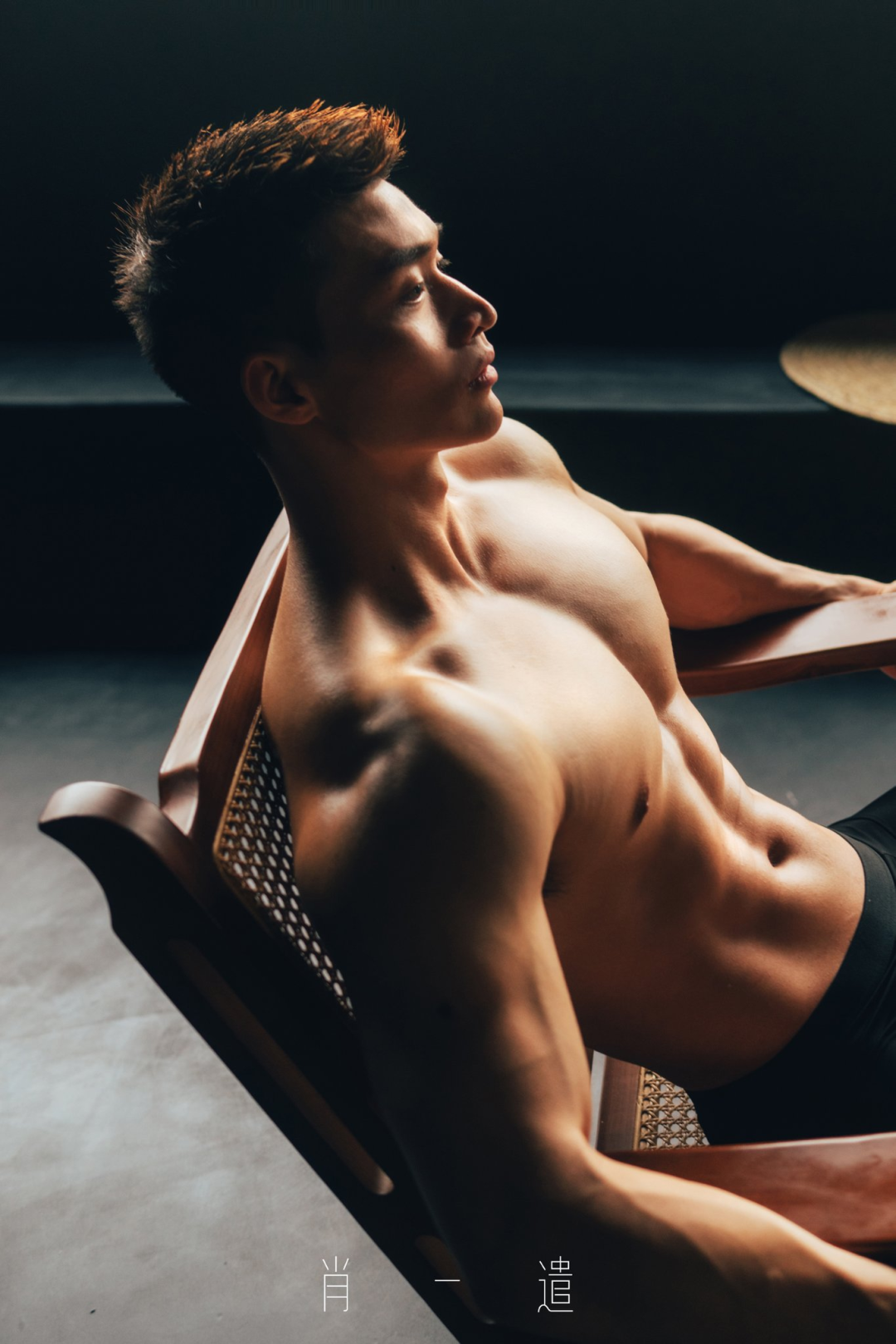 肖一谴镜头下的肌肉帅哥：白里透红大胸肌，颜值身材双在线！