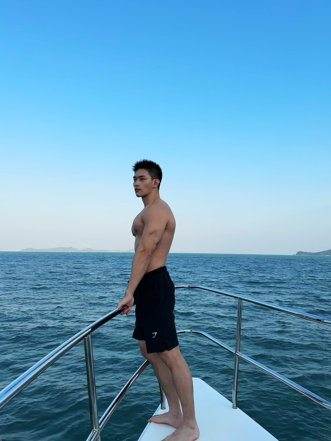 肖一谴镜头下的肌肉帅哥：白里透红大胸肌，颜值身材双在线！