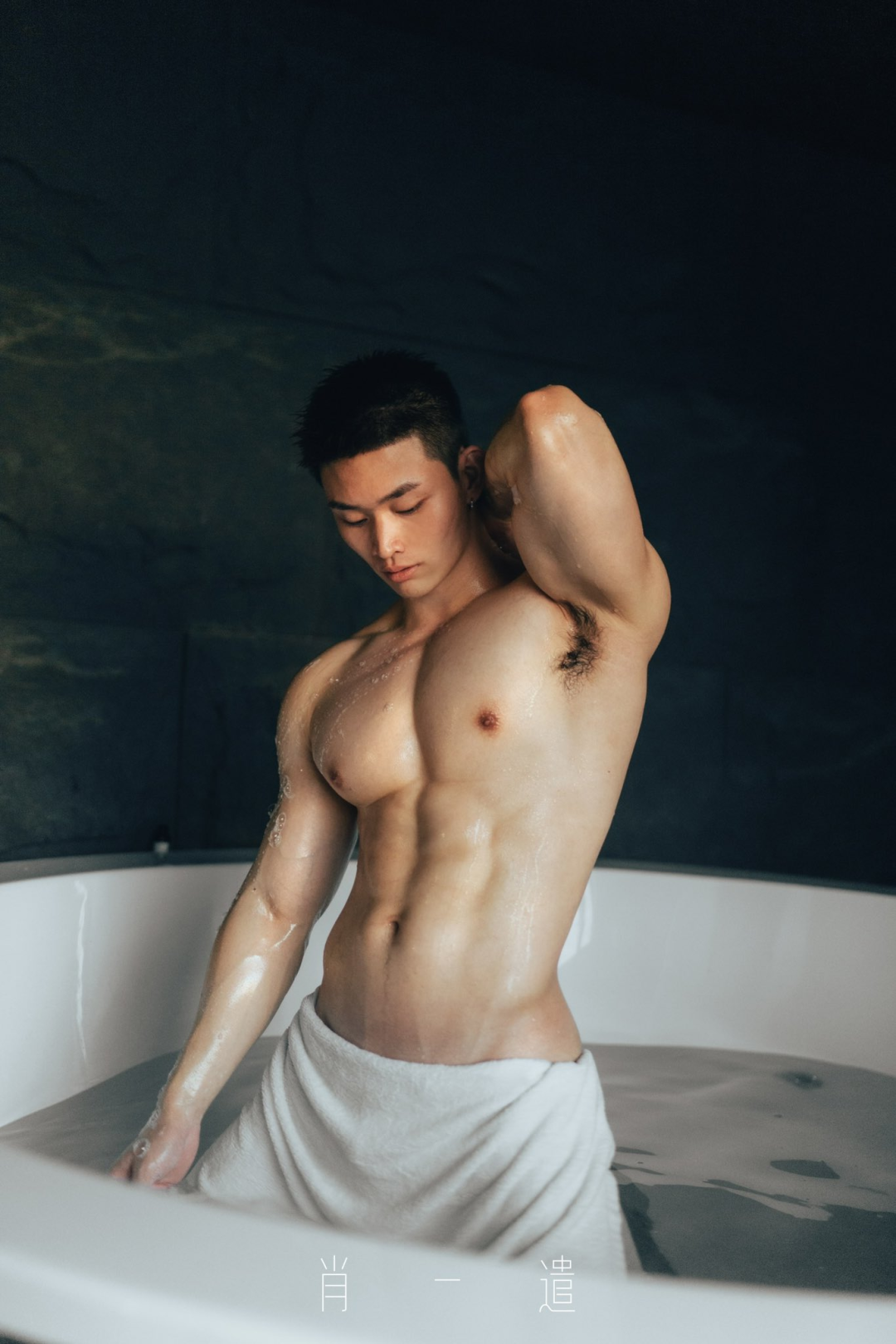 肖一谴镜头下的肌肉帅哥：白里透红大胸肌，颜值身材双在线！